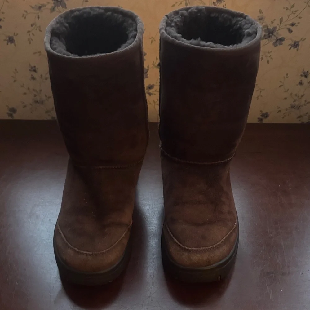 UGG Dark Brown Shearling Boots excellent condition. Size 8. - Picture 1 of 4